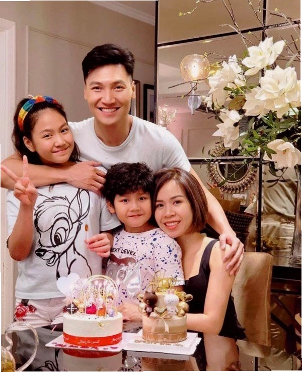 Hình ảnh Mạnh Trường vui đùa cùng các con
