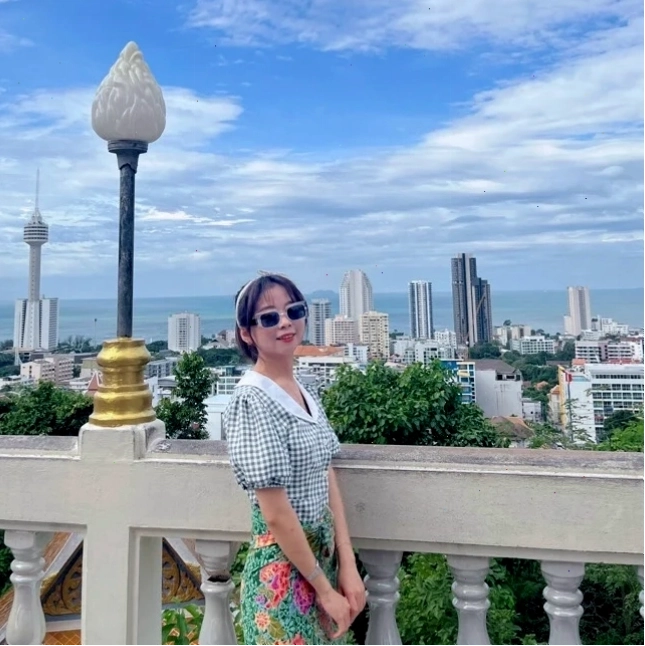 Hình ảnh minh họa người đang bị ù tai phải, thể hiện sự khó chịu