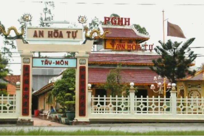 Hình ảnh tín đồ Phật Giáo Hòa Hảo thực hành nghi thức cúng bái