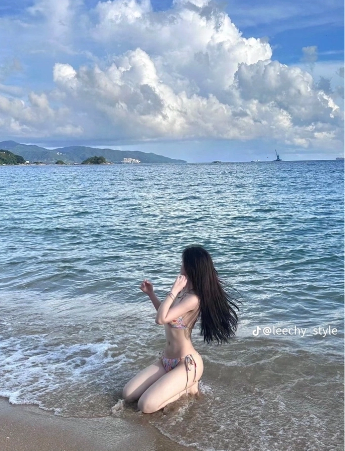 Hình thể hài hòa và nổi bật của gái xinh trong bộ bikini