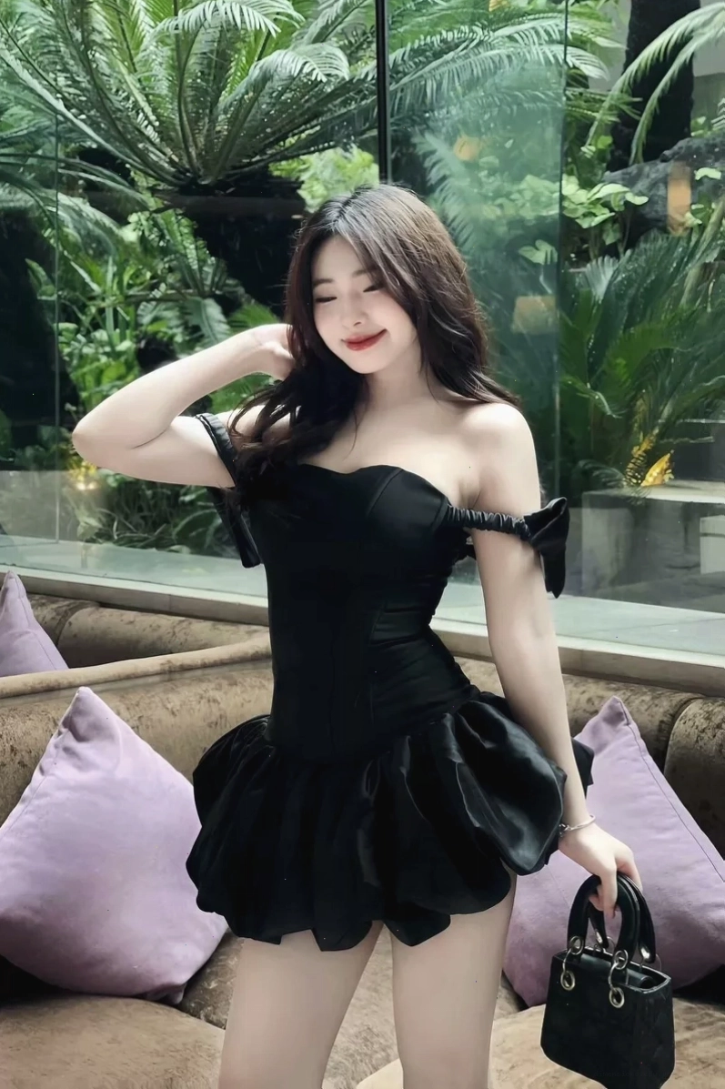 Hot girl chụp ảnh ngoài trời cực đẹp với váy ngắn