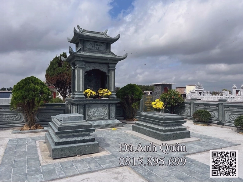 Không gian lăng mộ xanh mát tạo sự thanh tịnh