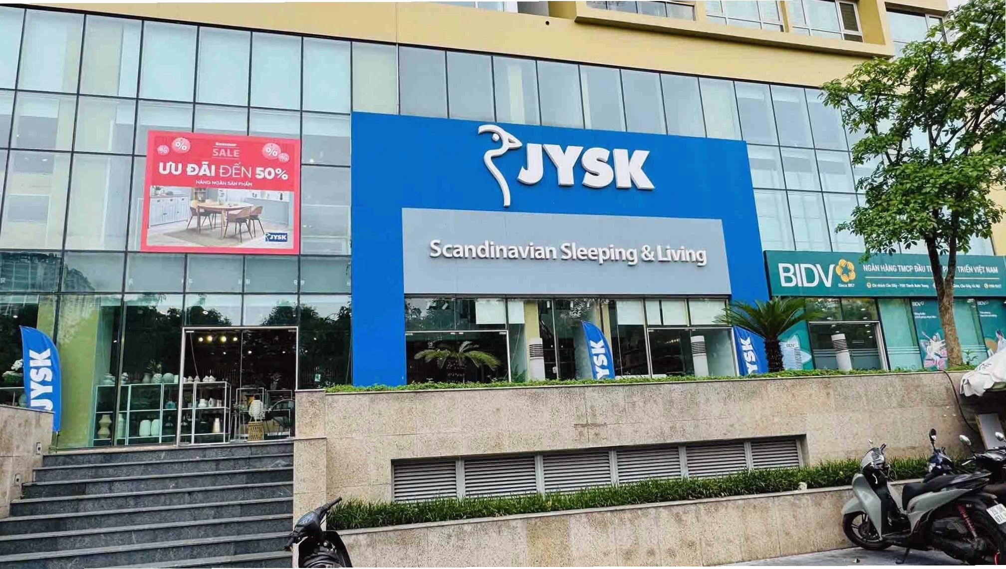 Không gian phòng khách xanh mát với cây cảnh trang trí