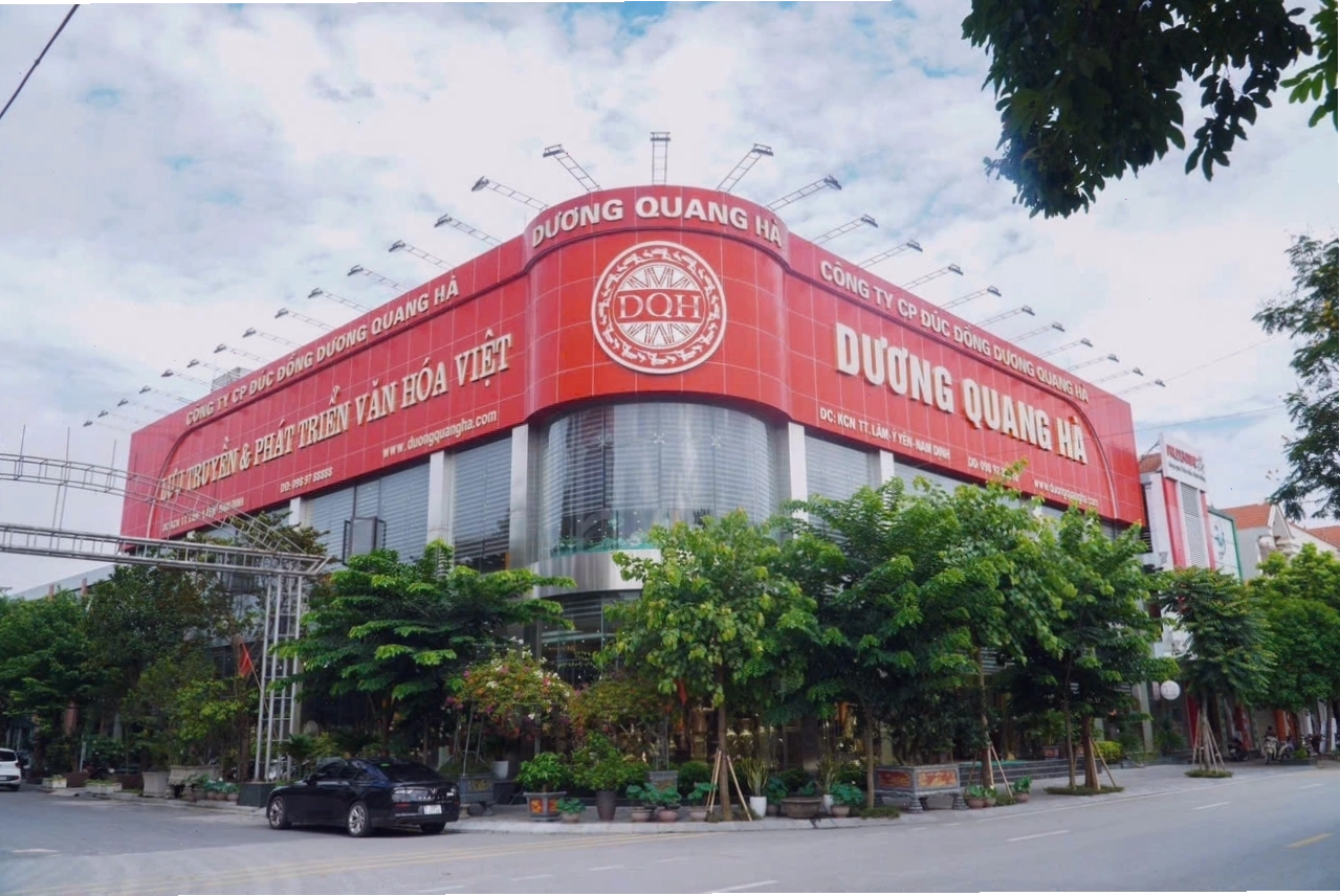 Không gian thờ phụng tôn nghiêm với tượng Phật