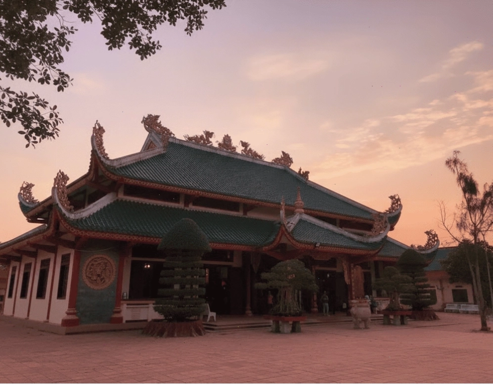 Không gian trang nghiêm bên trong Điện Địa Tạng