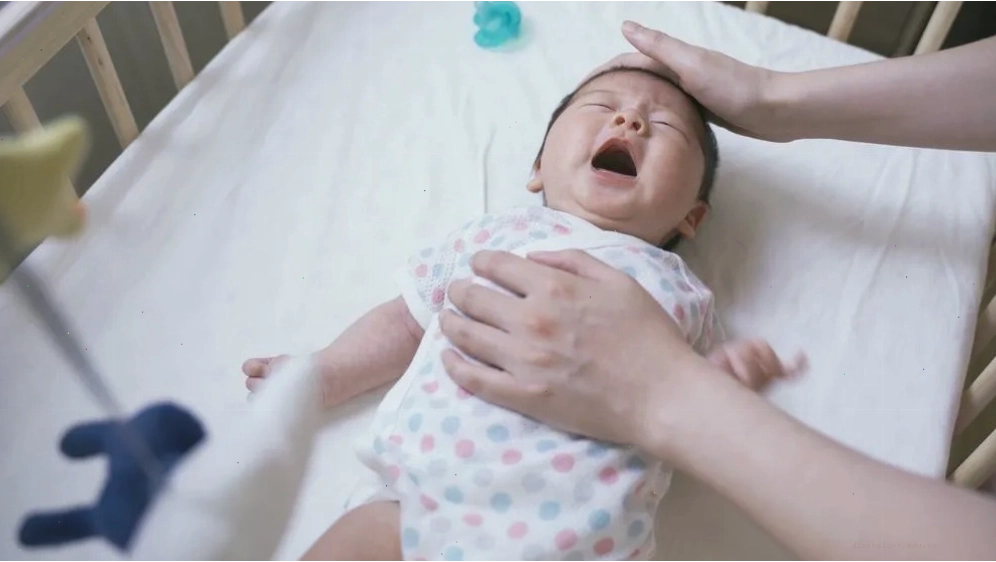Kiểm tra tã và nhiệt độ phòng cho bé sơ sinh