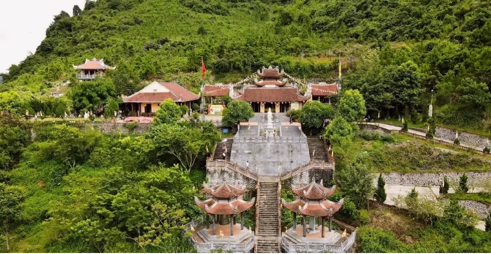 Lối đi thanh tịnh trong khuôn viên chùa