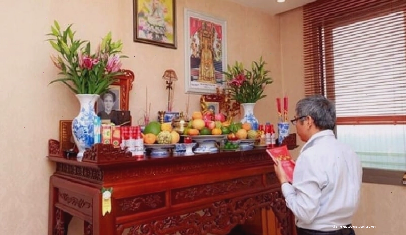 Lựa chọn ngày giờ tốt là bước quan trọng trong nghi lễ chuyển bàn thờ