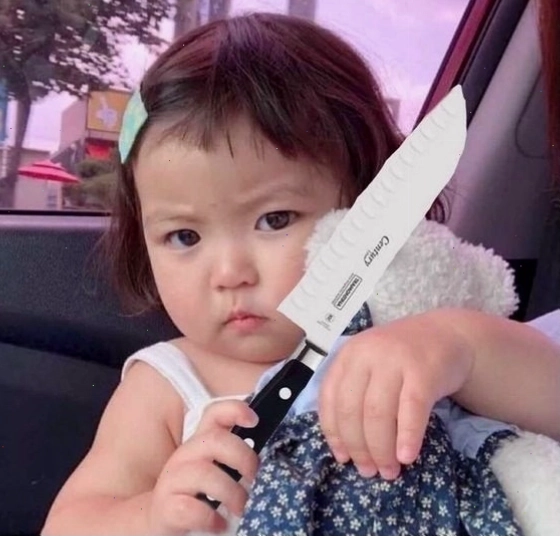 Meme em bé cầm dao dọa