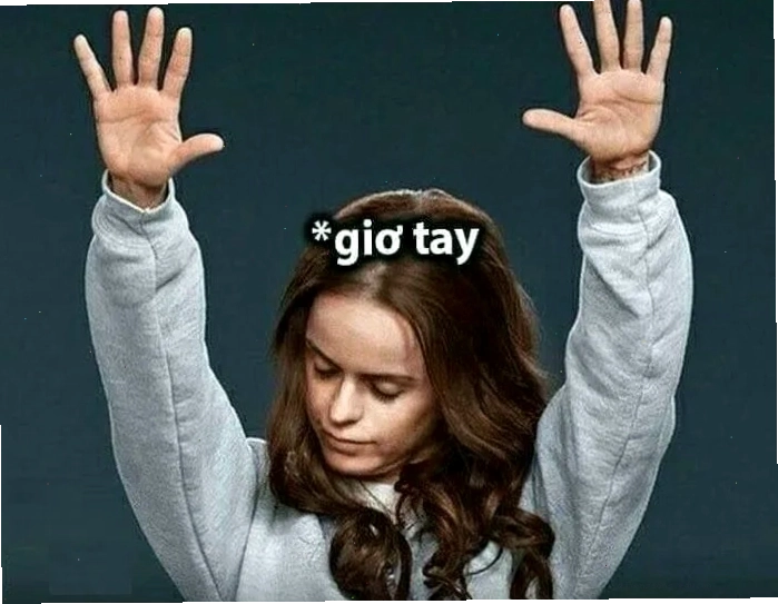 Meme giơ cả hai tay hài hước