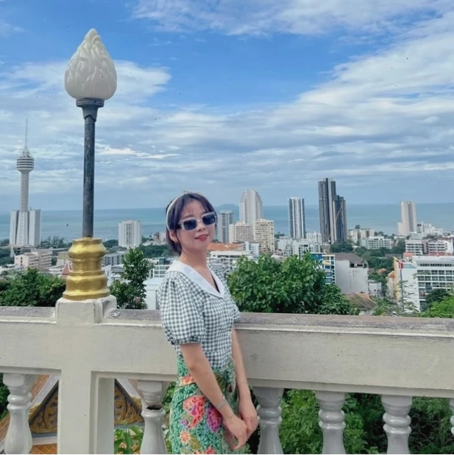 Một người đang hắt hơi hai cái liên tục, với biểu tượng suy nghĩ và các ký hiệu tâm linh xung quanh