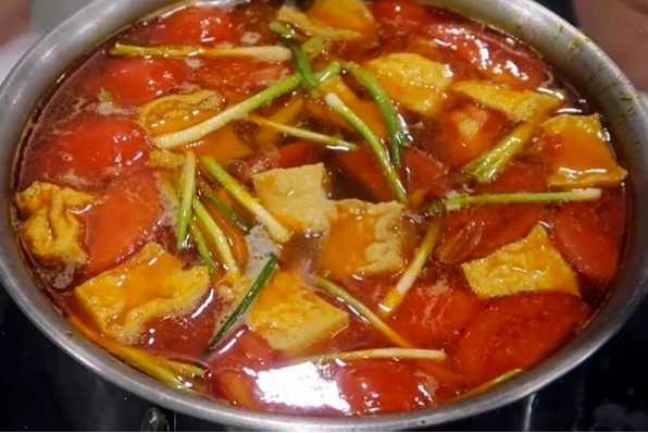 Nấu nước dùng bún riêu cua đồng đậm đà