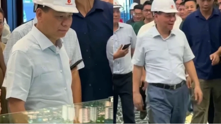 Người đàn ông xem xét một chiếc áo