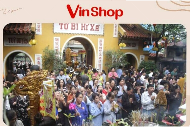 Người dân thành tâm dâng lễ vật tại chùa