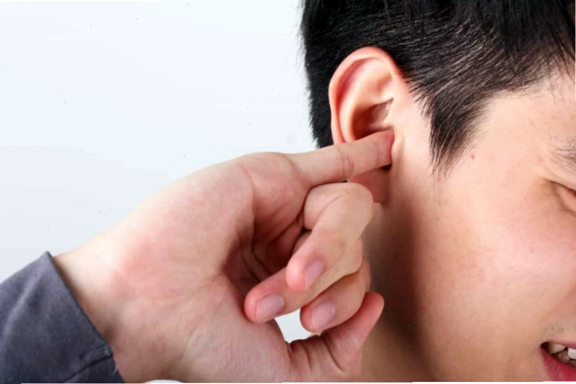Người đang gãi tai vì ngứa