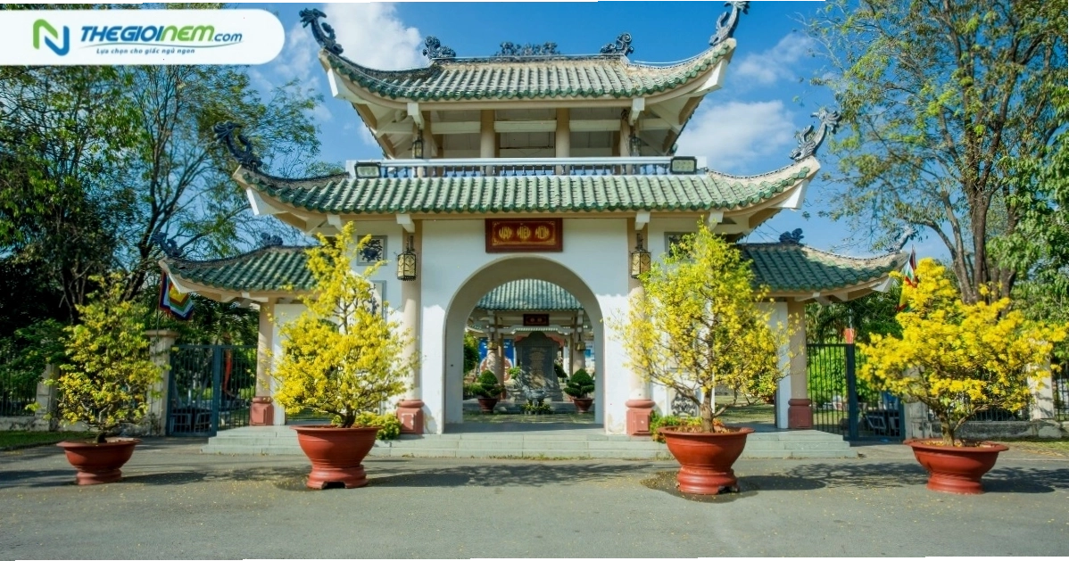 Người lớn tuổi đang thành tâm thắp hương tại lư hương ở chùa