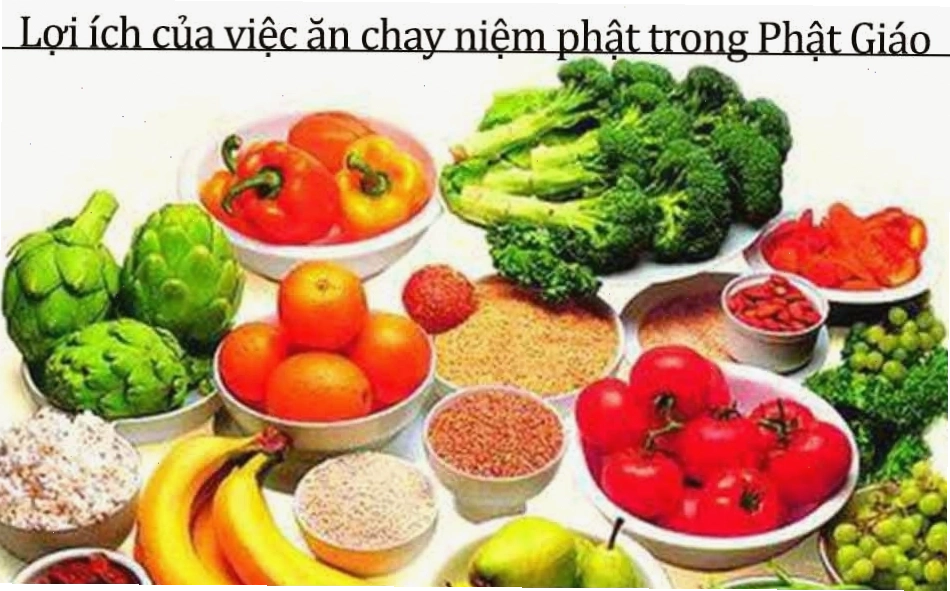 Người phụ nữ đang thực hành ăn chay và niệm Phật trong không gian thanh tịnh