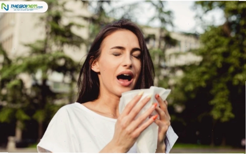 Người phụ nữ đang xem lịch để xác định thời gian hắt hơi