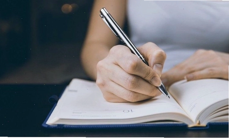 Người phụ nữ ngồi suy nghĩ về những lo toan chi tiêu trong cuộc sống