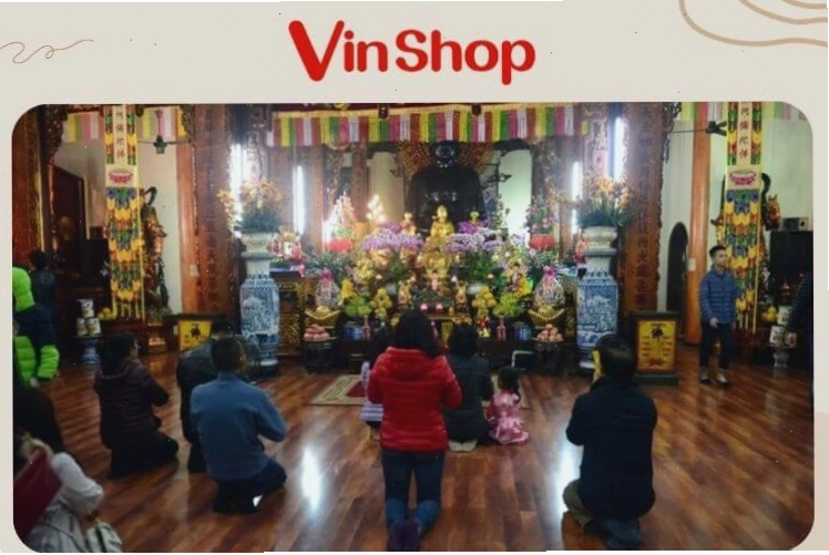Nhiều bàn thờ Phật và các vị Bồ Tát trong chính điện chùa