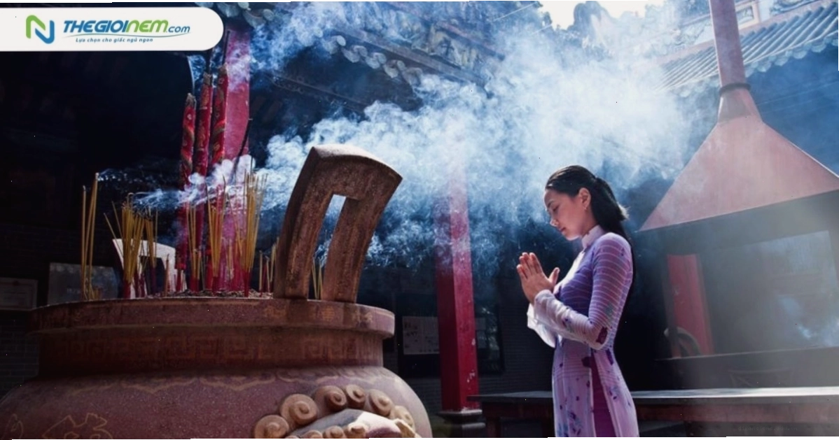 Nhiều người đang quỳ gối thành tâm lạy Phật trong chính điện