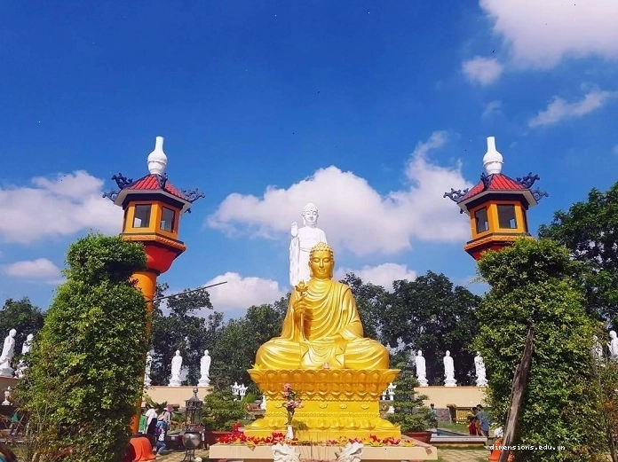 Nhiều tượng Phật trong không gian thanh tịnh của chùa Phật Cô Đơn