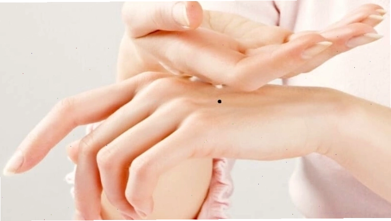 Nốt ruồi gần cổ tay phía mu bàn tay