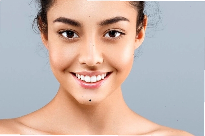 Nốt ruồi trên gò má và mũi của phụ nữ