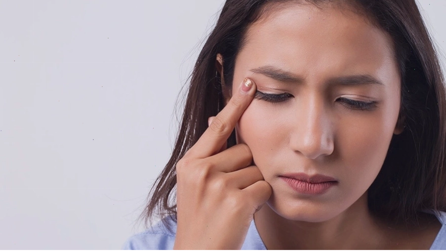 Phân tích khoa học về hiện tượng giật mắt trái ở nữ giới