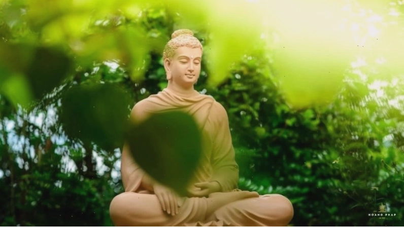 Phật Thích Ca Mâu Ni ngồi thiền dưới cội Bồ Đề