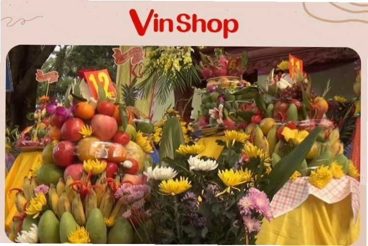 Phật tử đang quỳ lễ trước ban thờ Phật