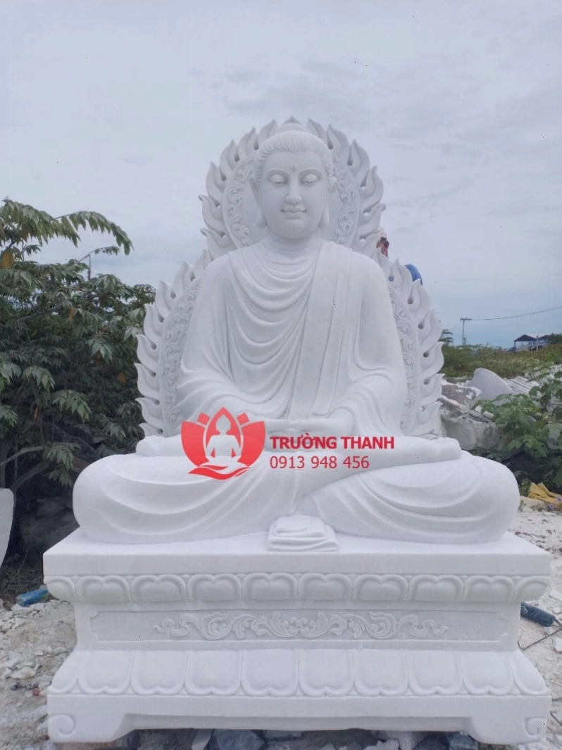 Phật tử đang trì tụng kinh A Di Đà