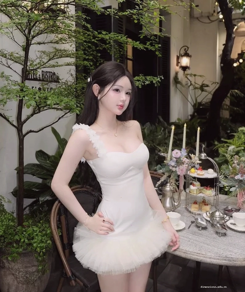 Phong thái thanh lịch của cô gái trong chiếc váy ngắn