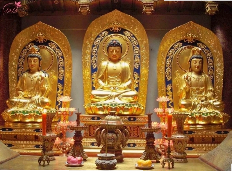 Tây Phương Tam Thánh gồm Phật A Di Đà, Bồ Tát Quán Thế Âm và Bồ Tát Đại Thế Chí