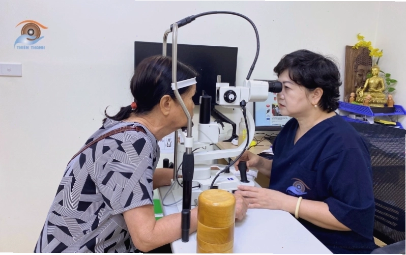 Thăm khám bác sĩ nhãn khoa hoặc thần kinh khi bị giật mắt kéo dài