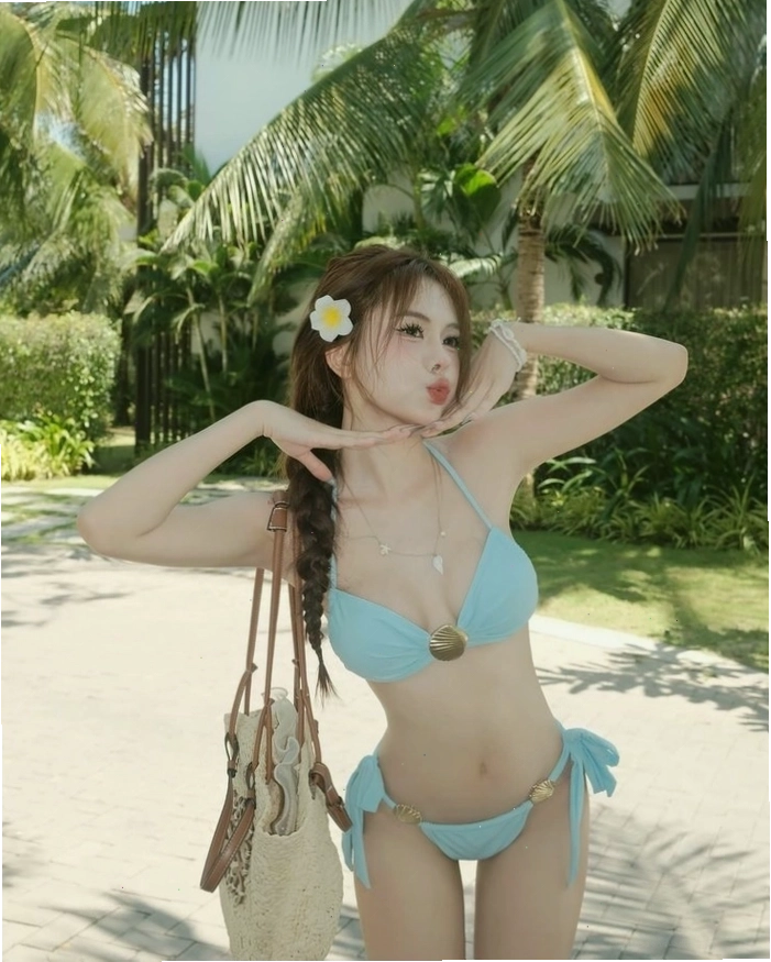 Thần thái cuốn hút của gái xinh bikini trong bộ trang phục nổi bật