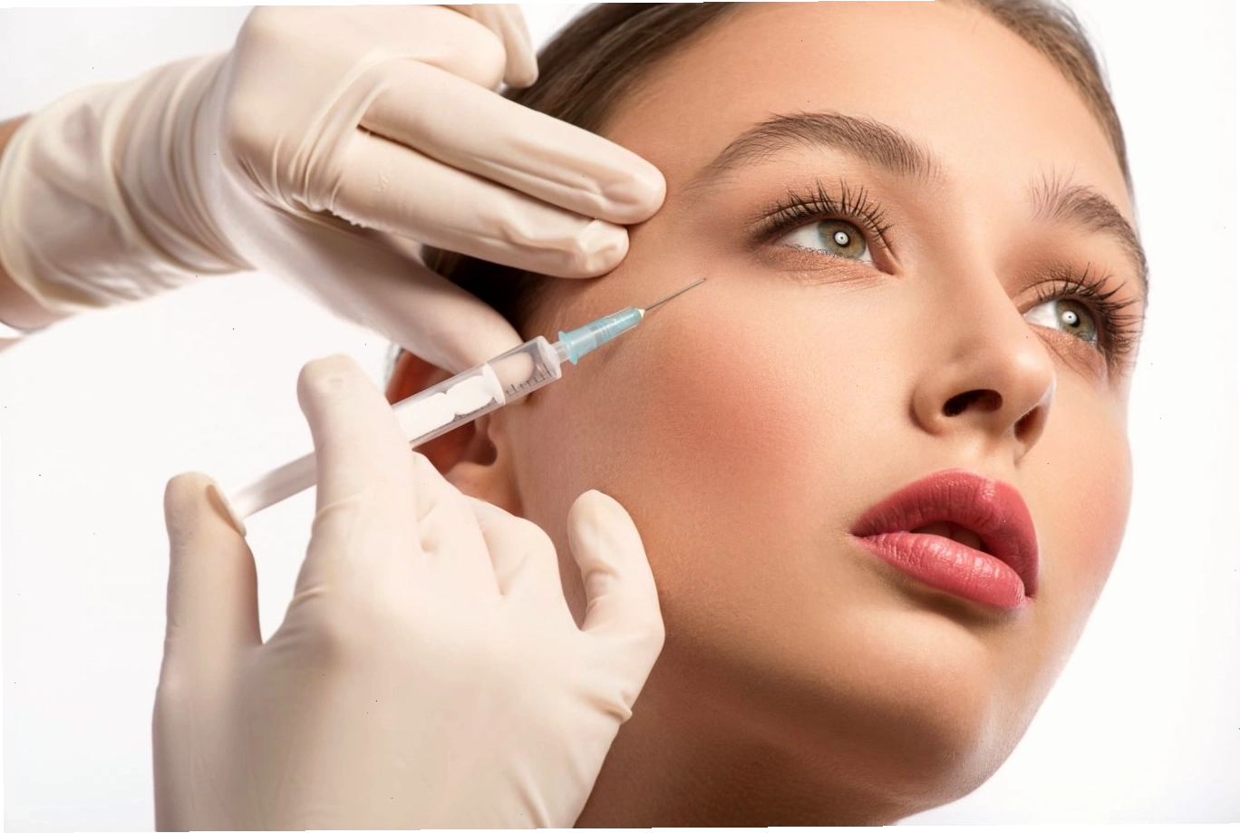 Tiêm chất làm đầy khắc phục thái dương lõm má hóp