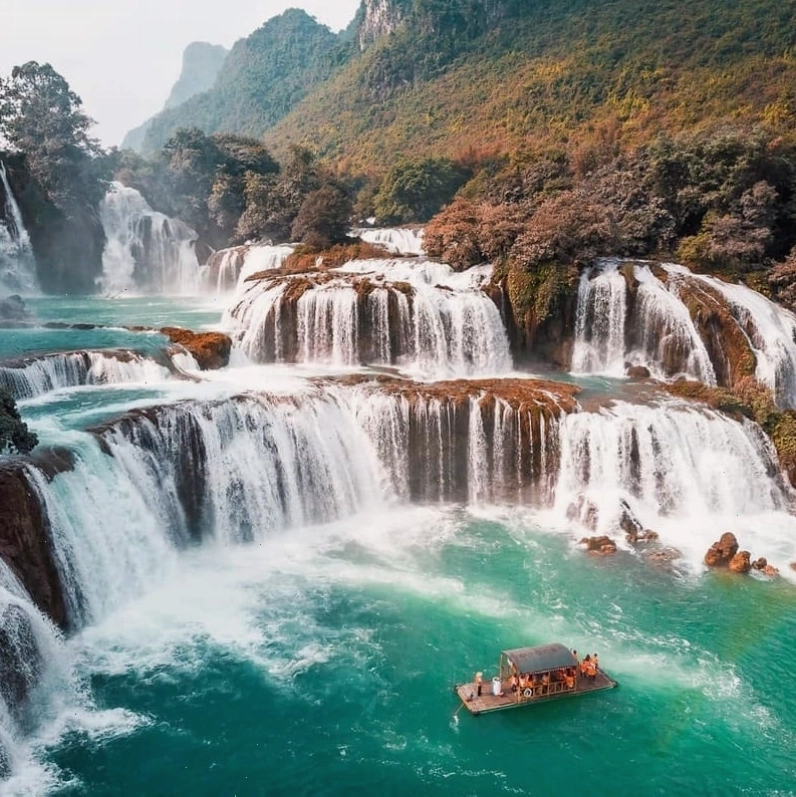 Toàn cảnh Chùa Phật Tích Trúc Lâm Bản Giốc dưới ánh nắng