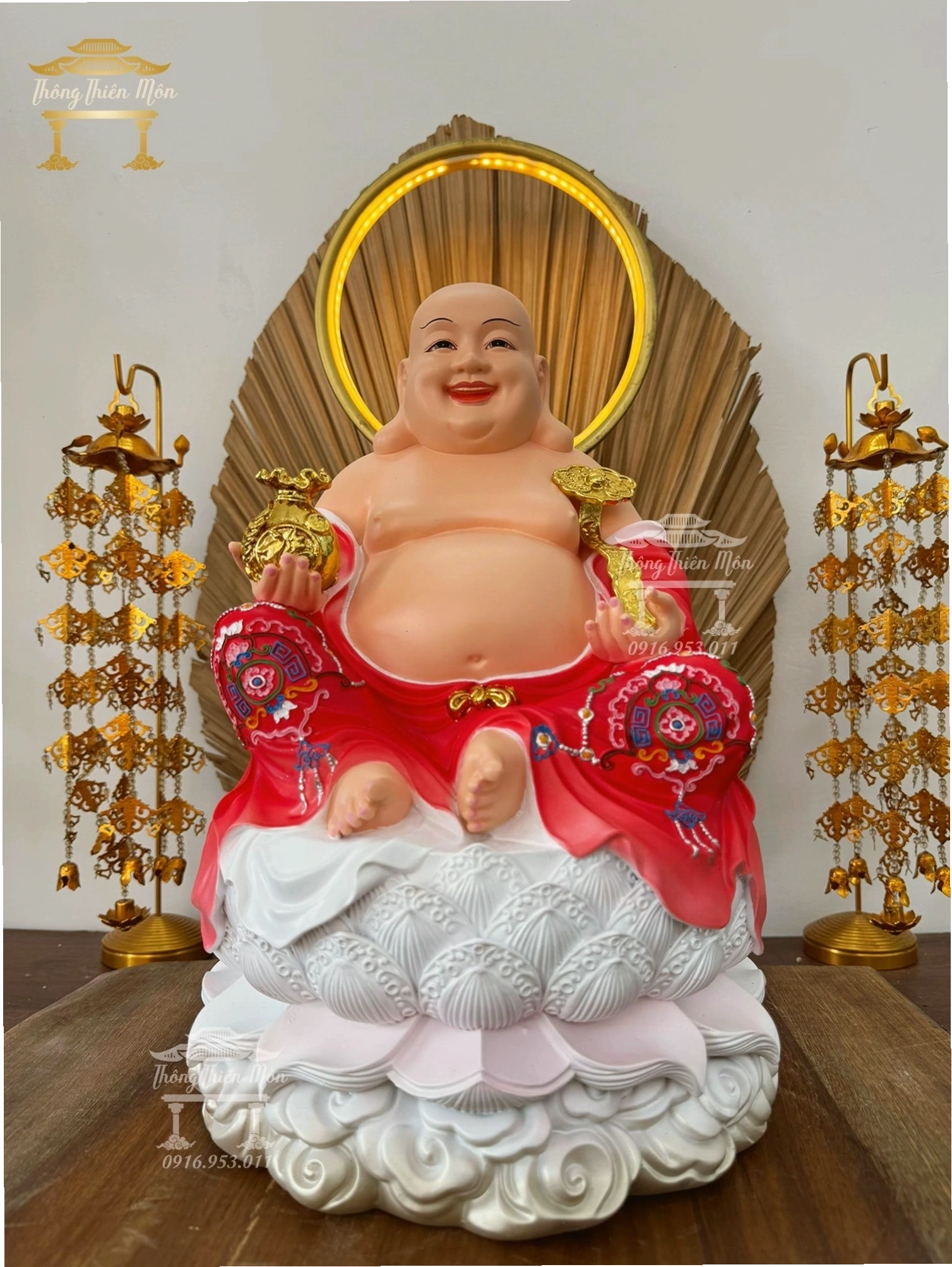 Tôn tượng Di Lặc Bồ Tát với khuôn mặt hiền hậu