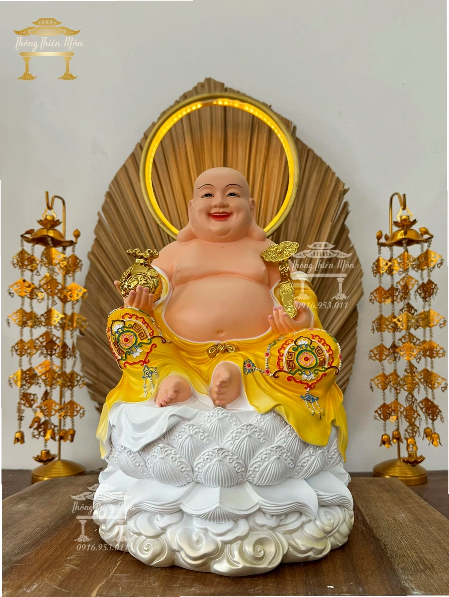 Tôn tượng Di Lặc với chiếc túi vải lớn và nụ cười