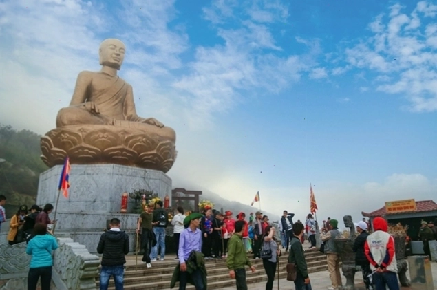 Tôn tượng Phật Hoàng Trần Nhân Tông trên đỉnh Yên Tử