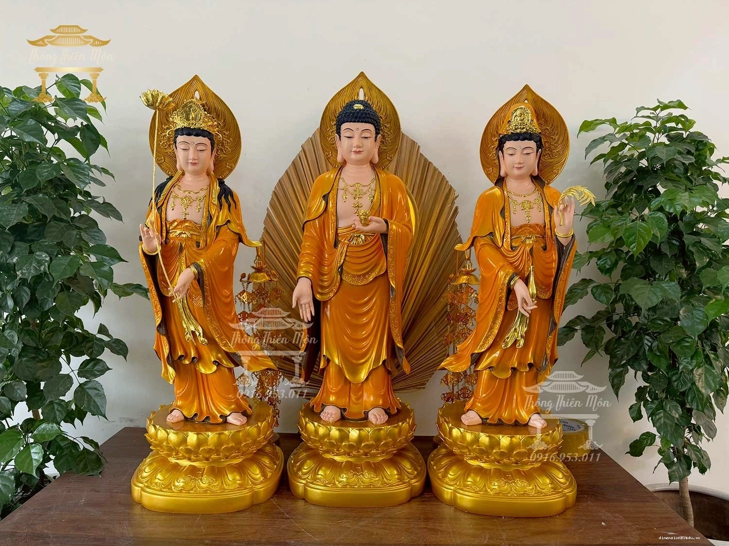 Tôn tượng Tây Phương Tam Thánh, trong đó có Phật A Di Đà