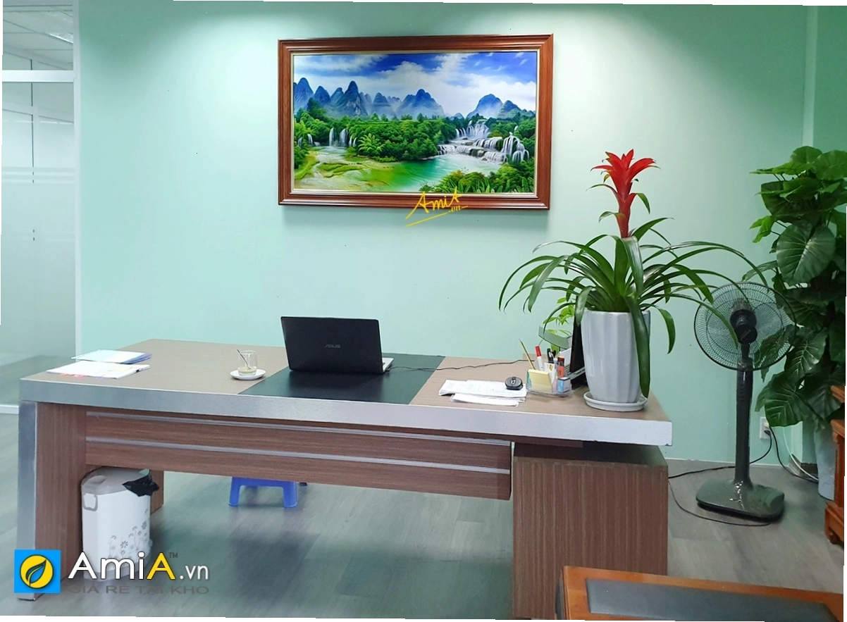 Tranh phong thủy thác nước với núi non hùng vĩ và cây cỏ xanh tươi
