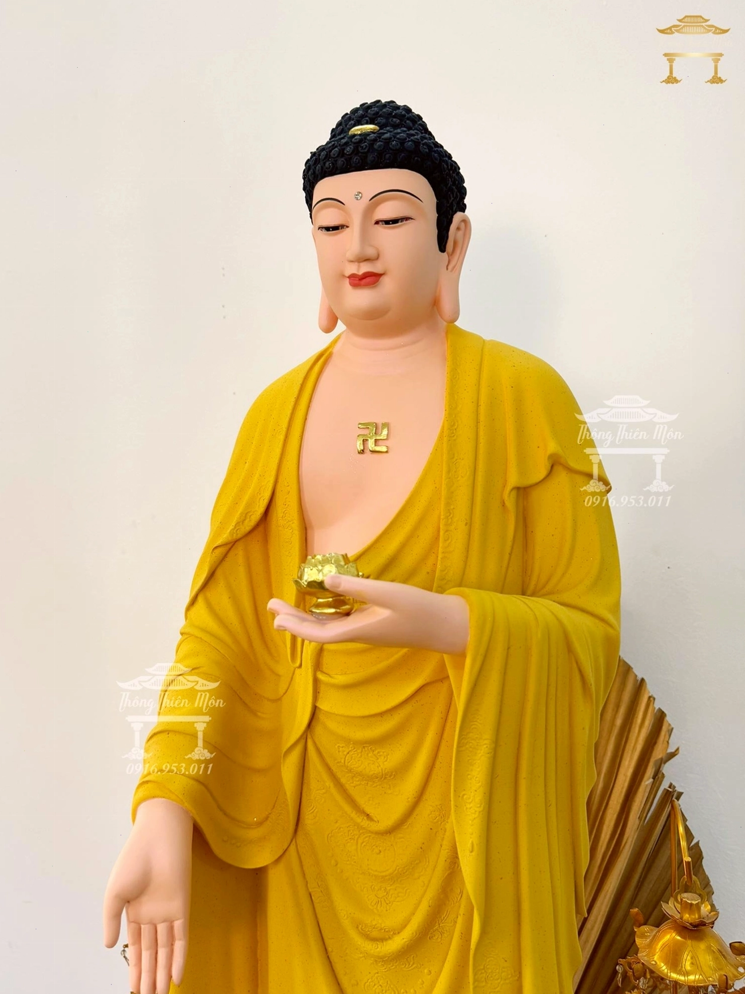 Tượng A Di Đà với dáng vẻ trang nghiêm và ánh nhìn từ bi