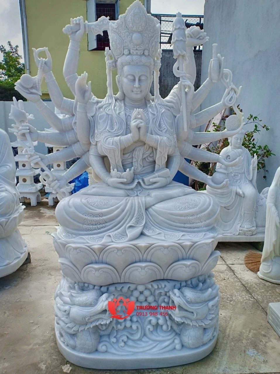 Tượng Bồ Tát Thiên Thủ Thiên Nhãn với nhiều cánh tay