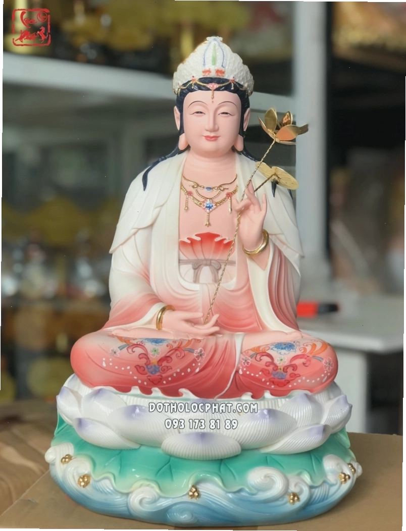 Tượng Đại Thế Chí Bồ Tát bằng poly màu đỏ, thiết kế áo choàng trang nghiêm
