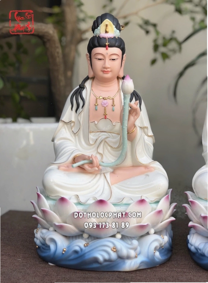 Tượng Đại Thế Chí Bồ Tát bằng sứ trắng với thiết kế đế sen sóng nước tinh xảo
