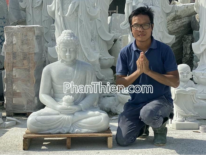 Tượng Phật A Di Đà bằng đá tự nhiên uy nghi và trang trọng