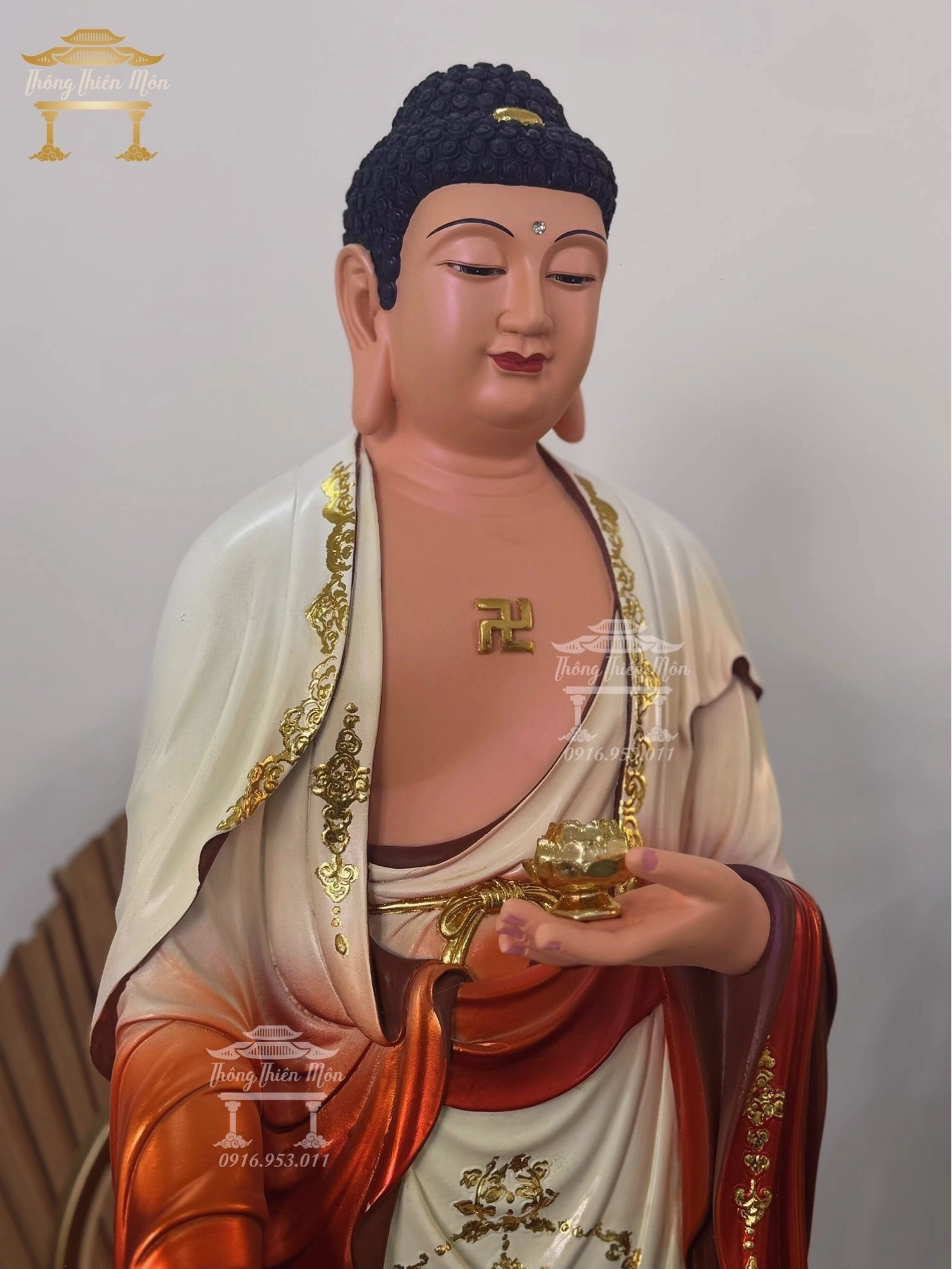 Tượng Phật A Di Đà trong tư thế từ bi