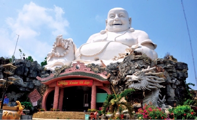Tượng Phật Di Lặc trên đỉnh núi Cấm, An Giang